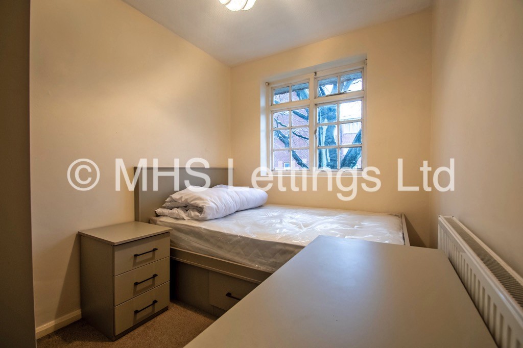Photo of 4 Bedroom Mid Terraced House in 3 North Grange Mews, Leeds, LS6 2EW