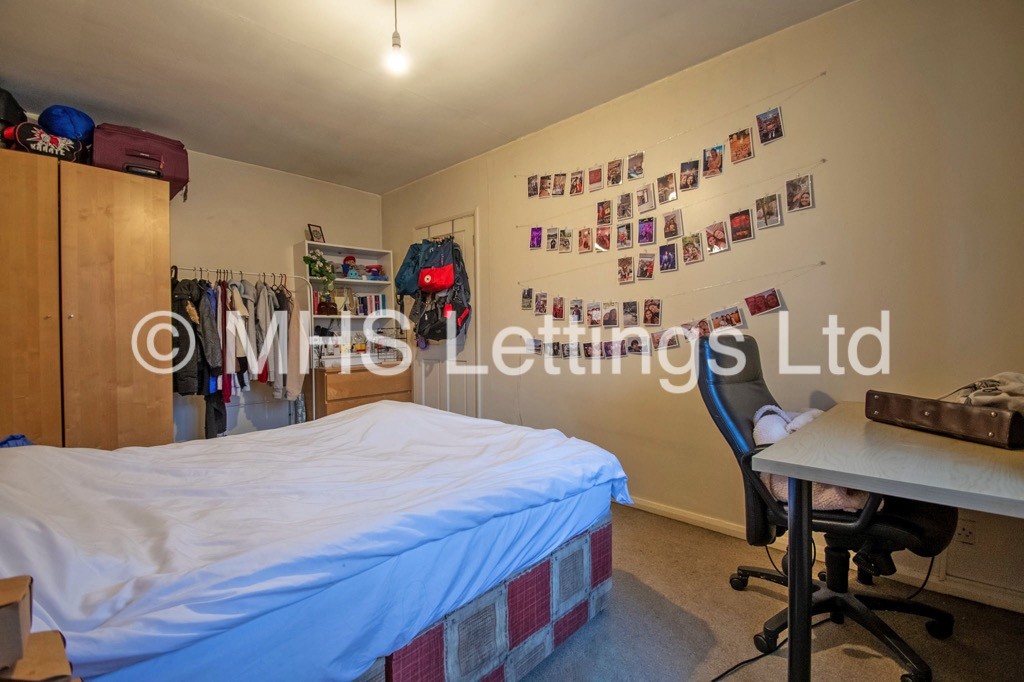 Photo of 4 Bedroom Mid Terraced House in 3 North Grange Mews, Leeds, LS6 2EW