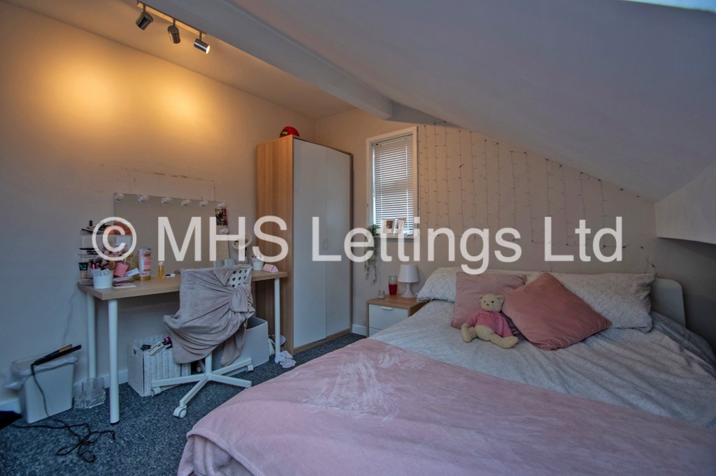 Photo of 4 Bedroom End Terraced House in 6 Christopher Road, Leeds, LS6 2JX