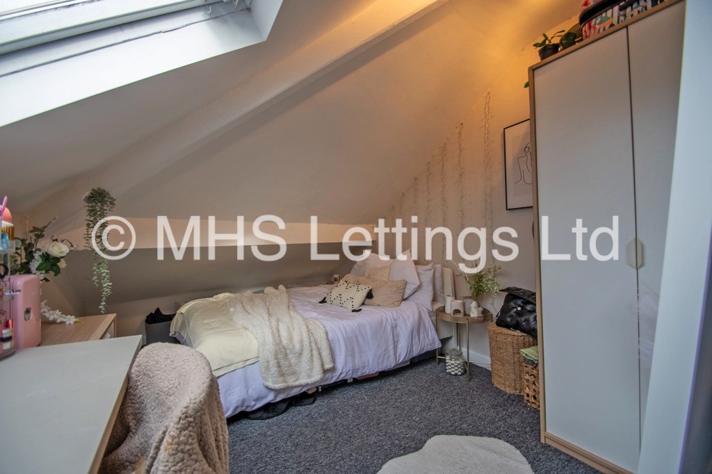Photo of 4 Bedroom End Terraced House in 6 Christopher Road, Leeds, LS6 2JX