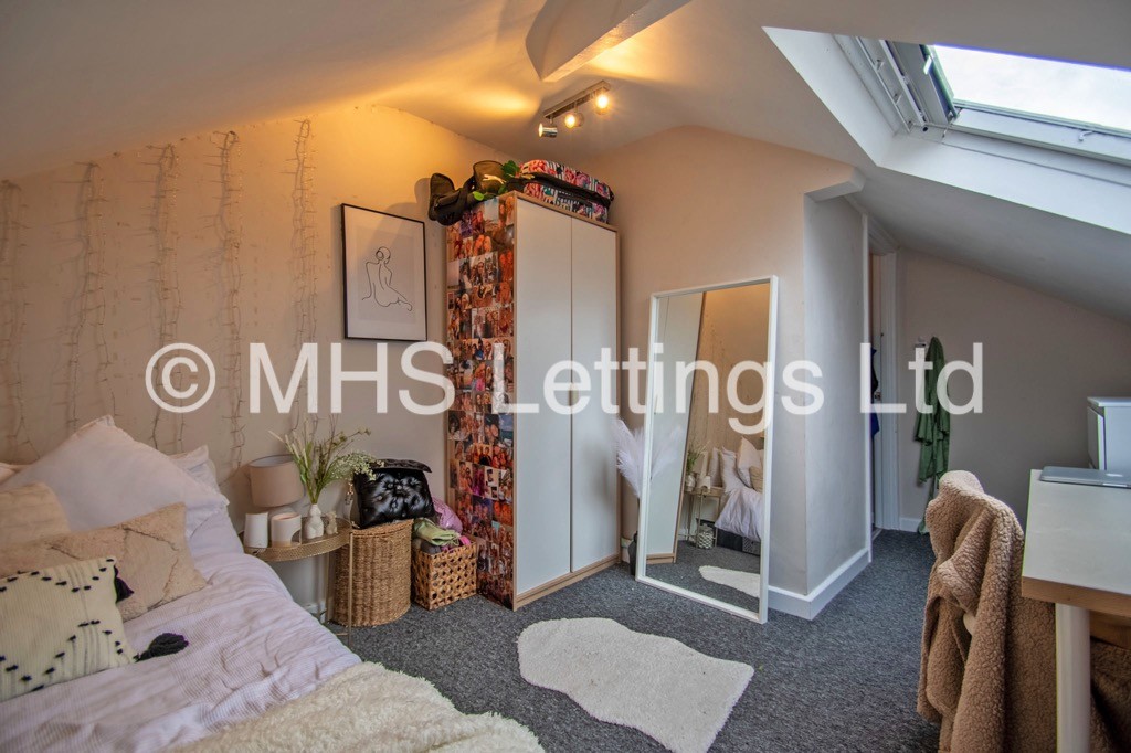 Photo of 4 Bedroom End Terraced House in 6 Christopher Road, Leeds, LS6 2JX