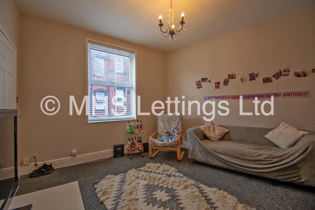 Photo of 4 Bedroom End Terraced House in 6 Christopher Road, Leeds, LS6 2JX