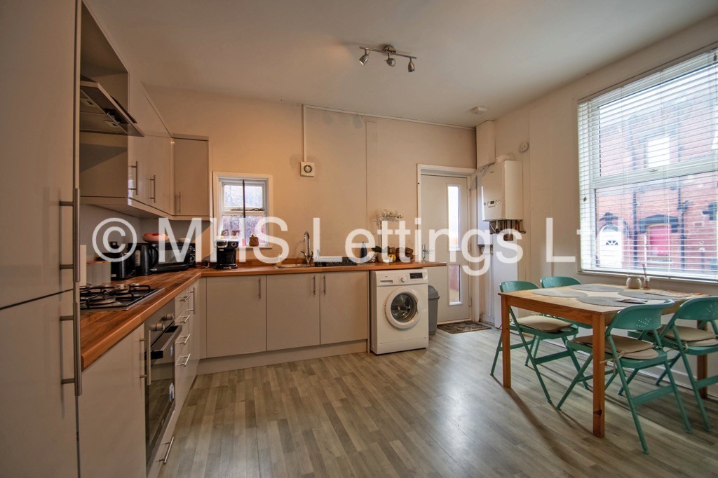 Photo of 4 Bedroom End Terraced House in 6 Christopher Road, Leeds, LS6 2JX