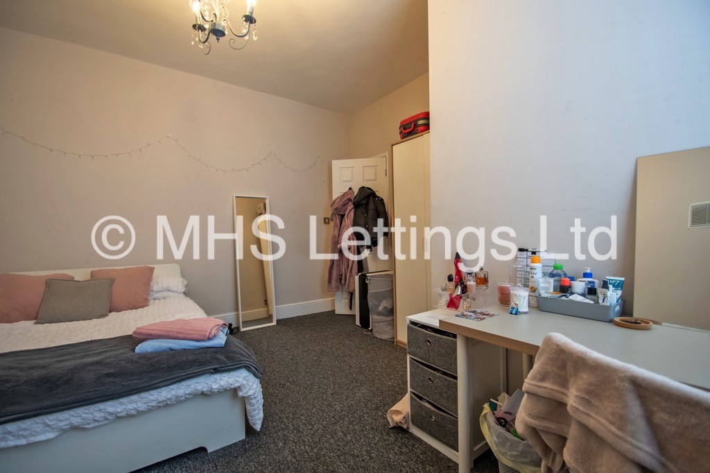 Photo of 4 Bedroom End Terraced House in 6 Christopher Road, Leeds, LS6 2JX