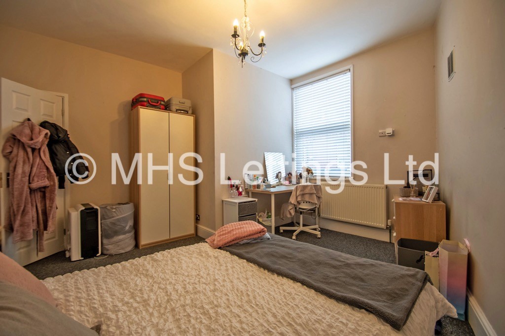 Photo of 4 Bedroom End Terraced House in 6 Christopher Road, Leeds, LS6 2JX