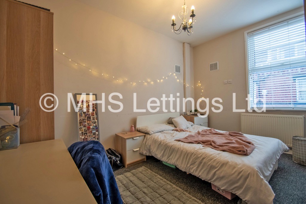 Photo of 4 Bedroom End Terraced House in 6 Christopher Road, Leeds, LS6 2JX