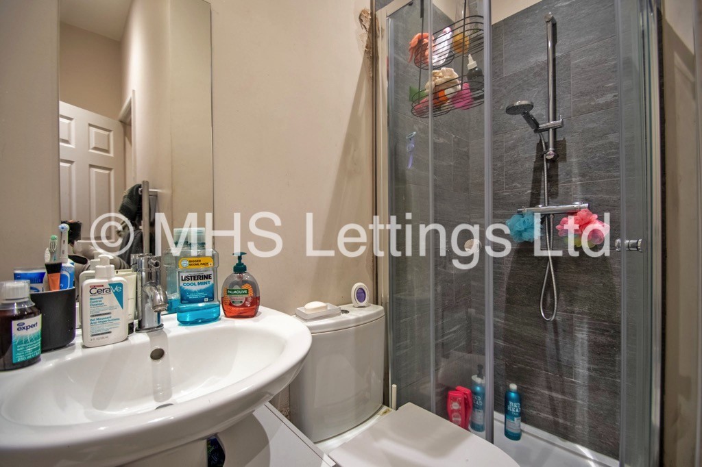 Photo of 4 Bedroom End Terraced House in 6 Christopher Road, Leeds, LS6 2JX