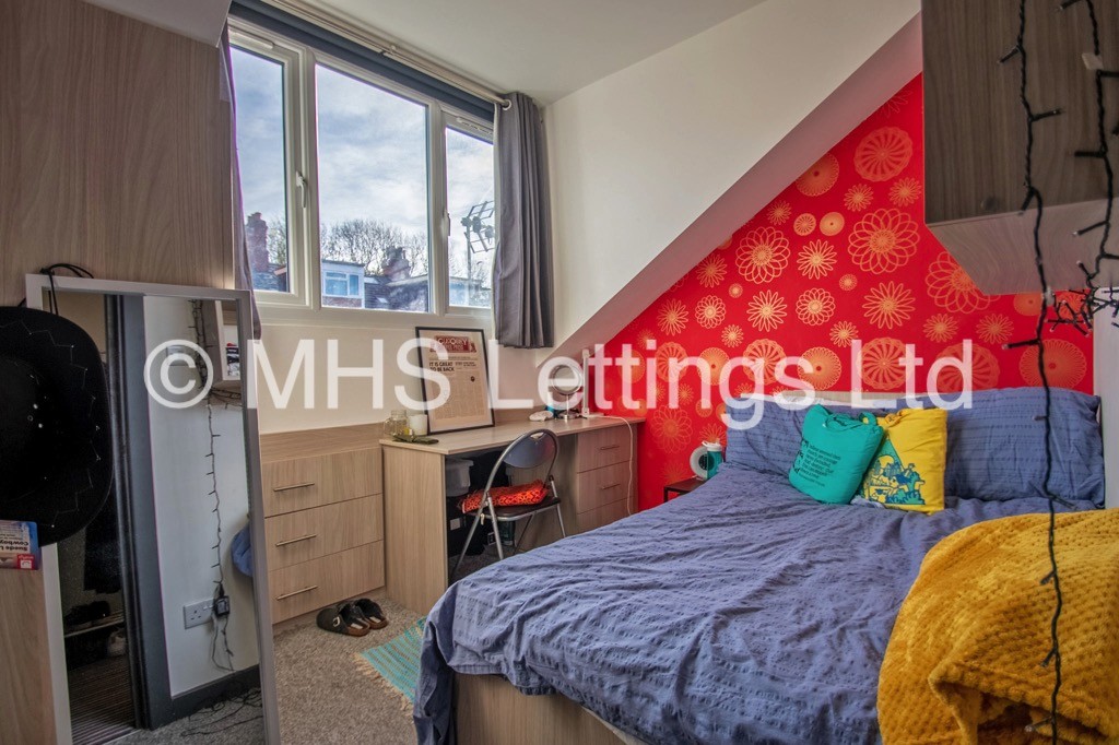 Photo of 4 Bedroom Mid Terraced House in 19 Royal Park Terrace, Leeds, LS6 1EX