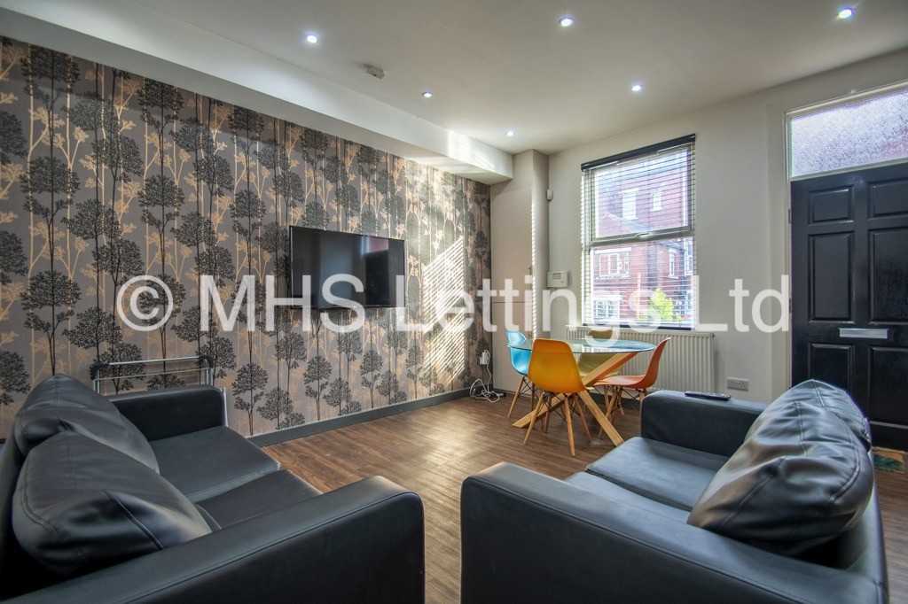 Photo of 4 Bedroom Mid Terraced House in 19 Royal Park Terrace, Leeds, LS6 1EX