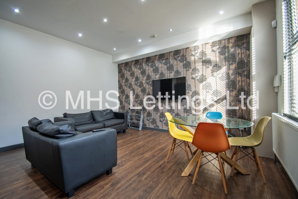 Photo of 4 Bedroom Mid Terraced House in 19 Royal Park Terrace, Leeds, LS6 1EX