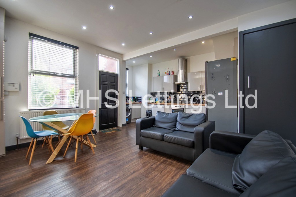 Photo of 4 Bedroom Mid Terraced House in 19 Royal Park Terrace, Leeds, LS6 1EX