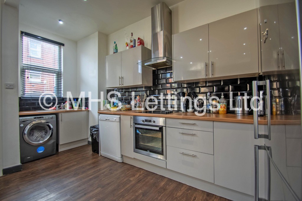 Photo of 4 Bedroom Mid Terraced House in 19 Royal Park Terrace, Leeds, LS6 1EX