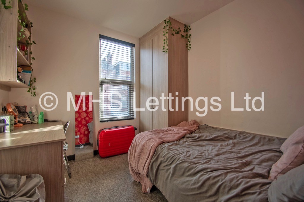 Photo of 4 Bedroom Mid Terraced House in 19 Royal Park Terrace, Leeds, LS6 1EX