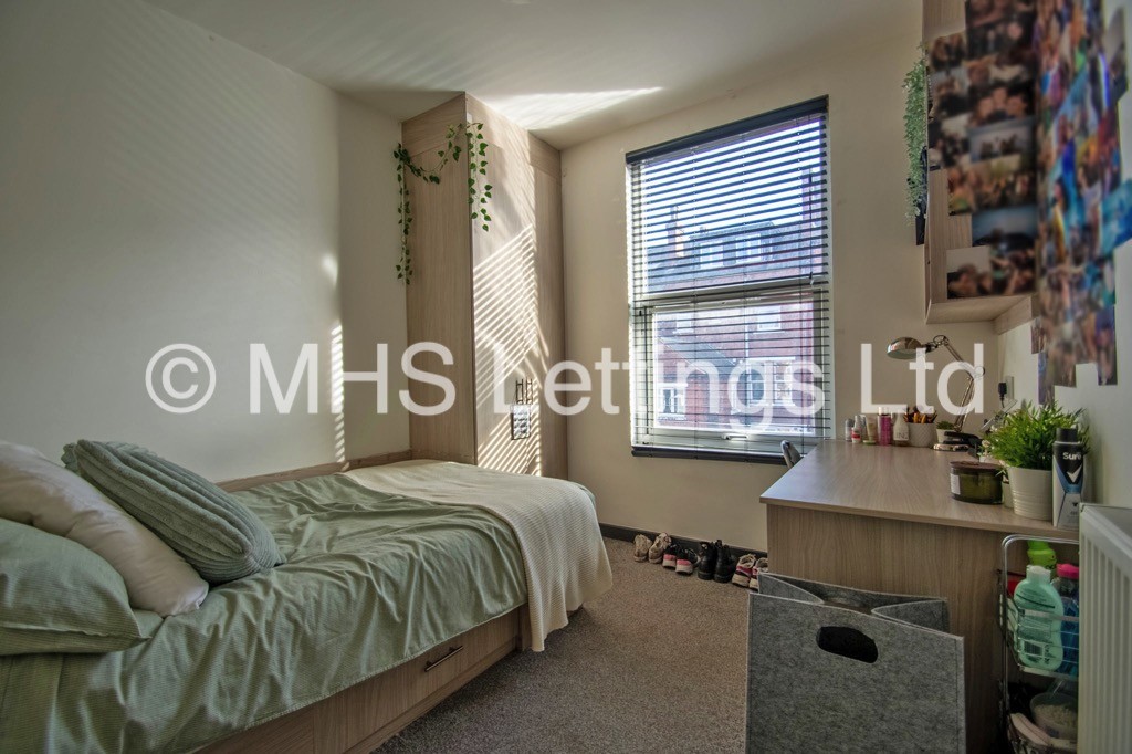 Photo of 4 Bedroom Mid Terraced House in 19 Royal Park Terrace, Leeds, LS6 1EX