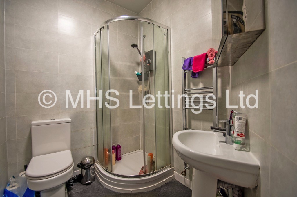Photo of 4 Bedroom Mid Terraced House in 19 Royal Park Terrace, Leeds, LS6 1EX