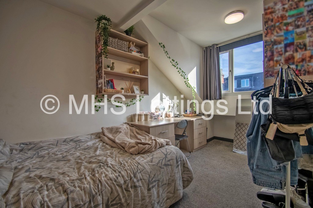 Photo of 4 Bedroom Mid Terraced House in 19 Royal Park Terrace, Leeds, LS6 1EX