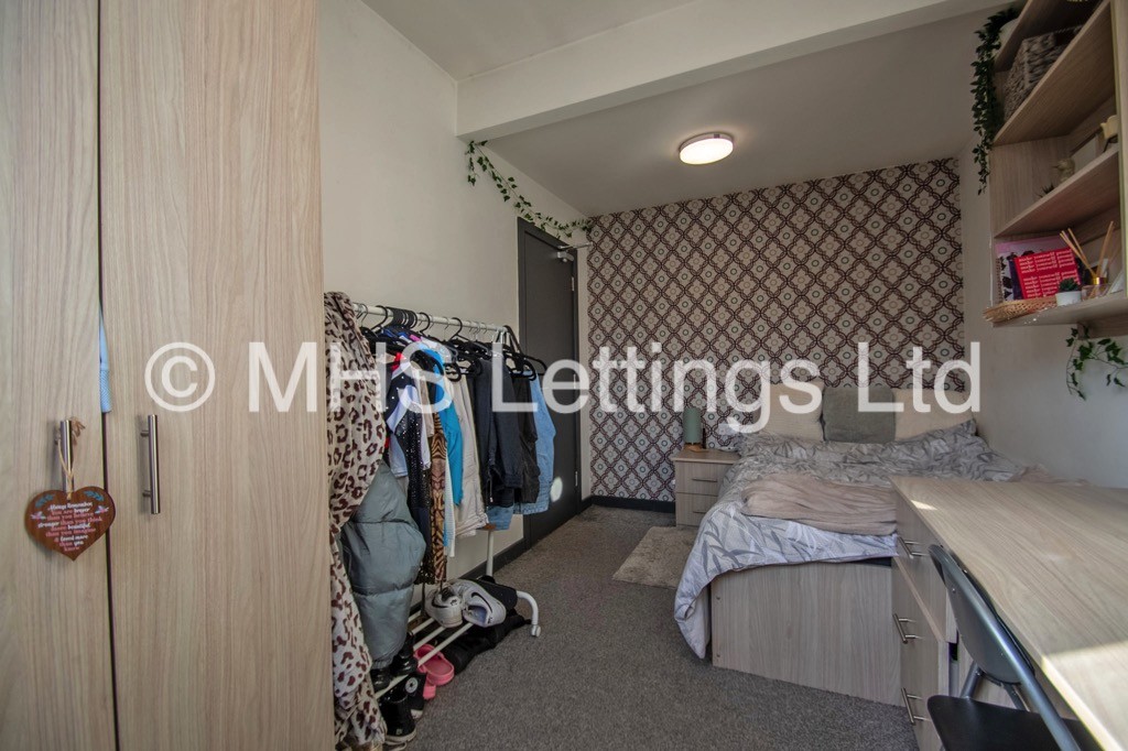 Photo of 4 Bedroom Mid Terraced House in 19 Royal Park Terrace, Leeds, LS6 1EX