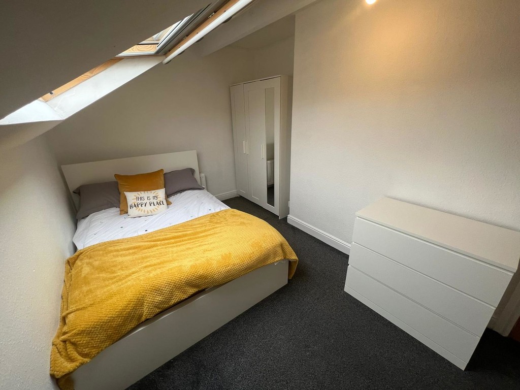 Photo of 6 Bedroom Mid Terraced House in 18 Stanmore Place, Leeds, LS4 2RR