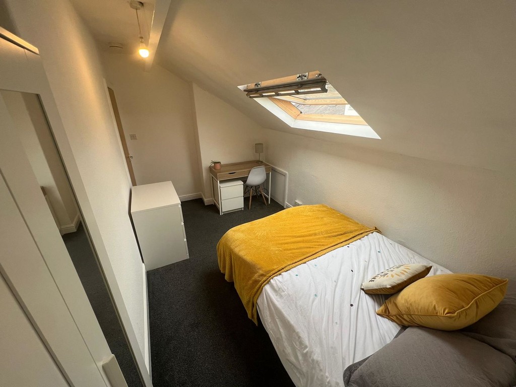 Photo of 6 Bedroom Mid Terraced House in 18 Stanmore Place, Leeds, LS4 2RR