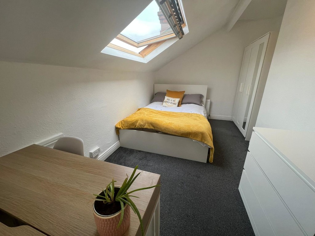 Photo of 6 Bedroom Mid Terraced House in 18 Stanmore Place, Leeds, LS4 2RR