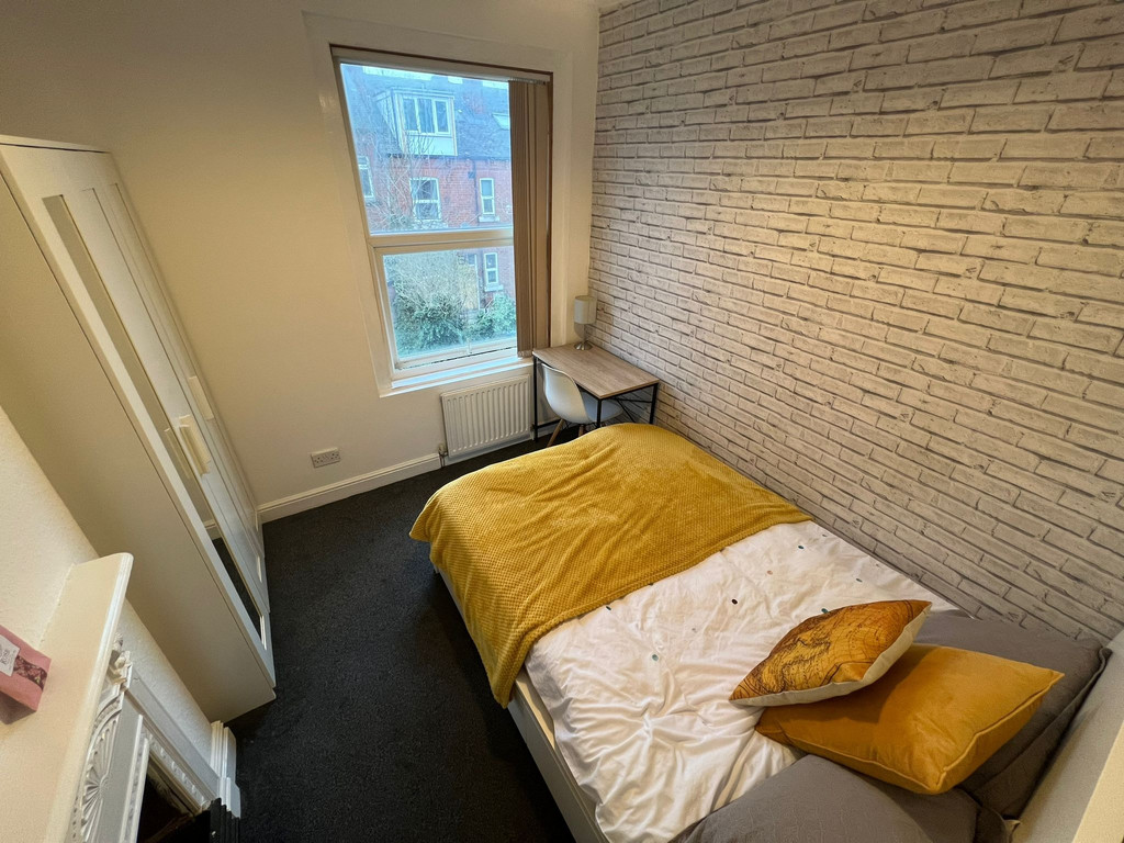 Photo of 6 Bedroom Mid Terraced House in 18 Stanmore Place, Leeds, LS4 2RR