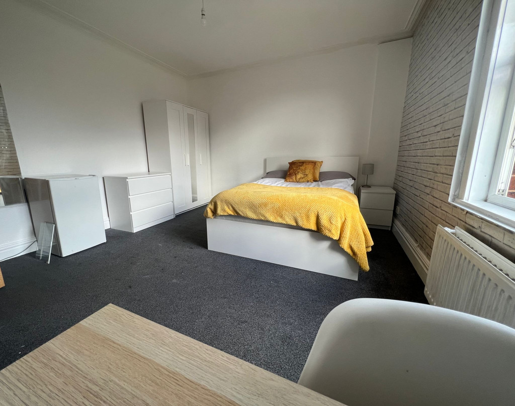 Photo of 6 Bedroom Mid Terraced House in 18 Stanmore Place, Leeds, LS4 2RR