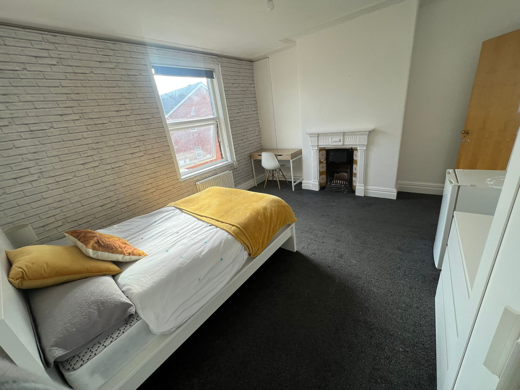 Photo of 6 Bedroom Mid Terraced House in 18 Stanmore Place, Leeds, LS4 2RR