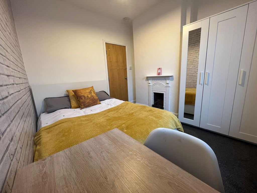 Photo of 6 Bedroom Mid Terraced House in 18 Stanmore Place, Leeds, LS4 2RR