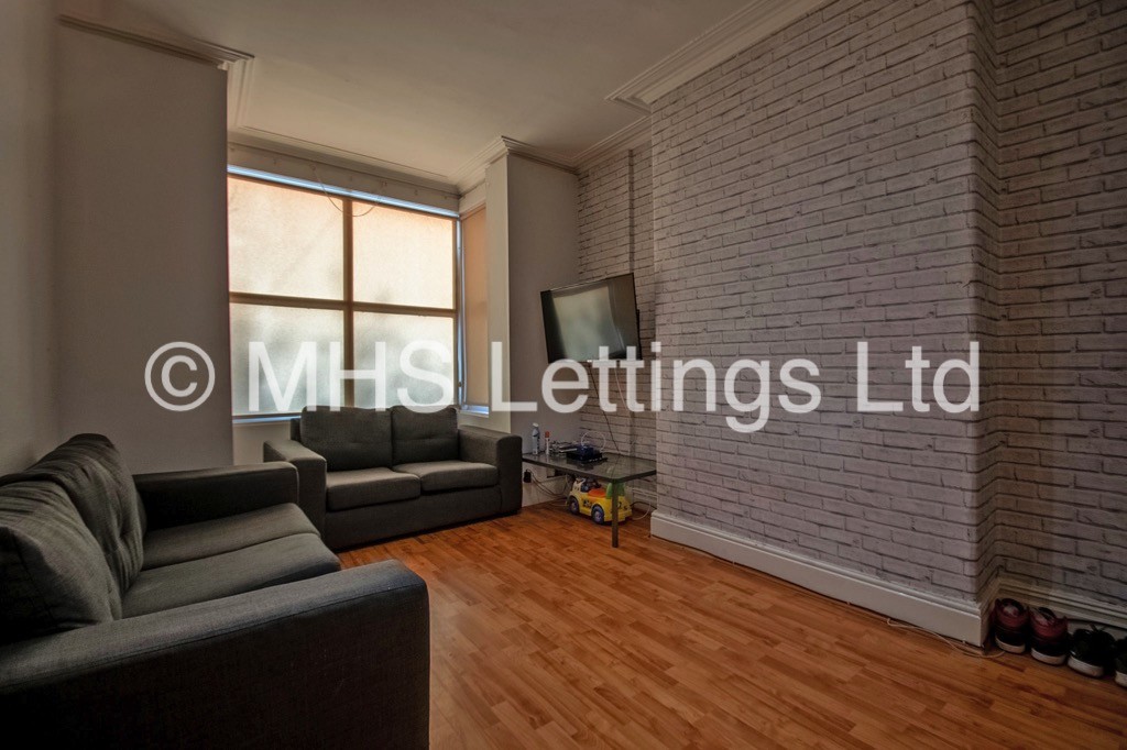Photo of 6 Bedroom Mid Terraced House in 18 Stanmore Place, Leeds, LS4 2RR