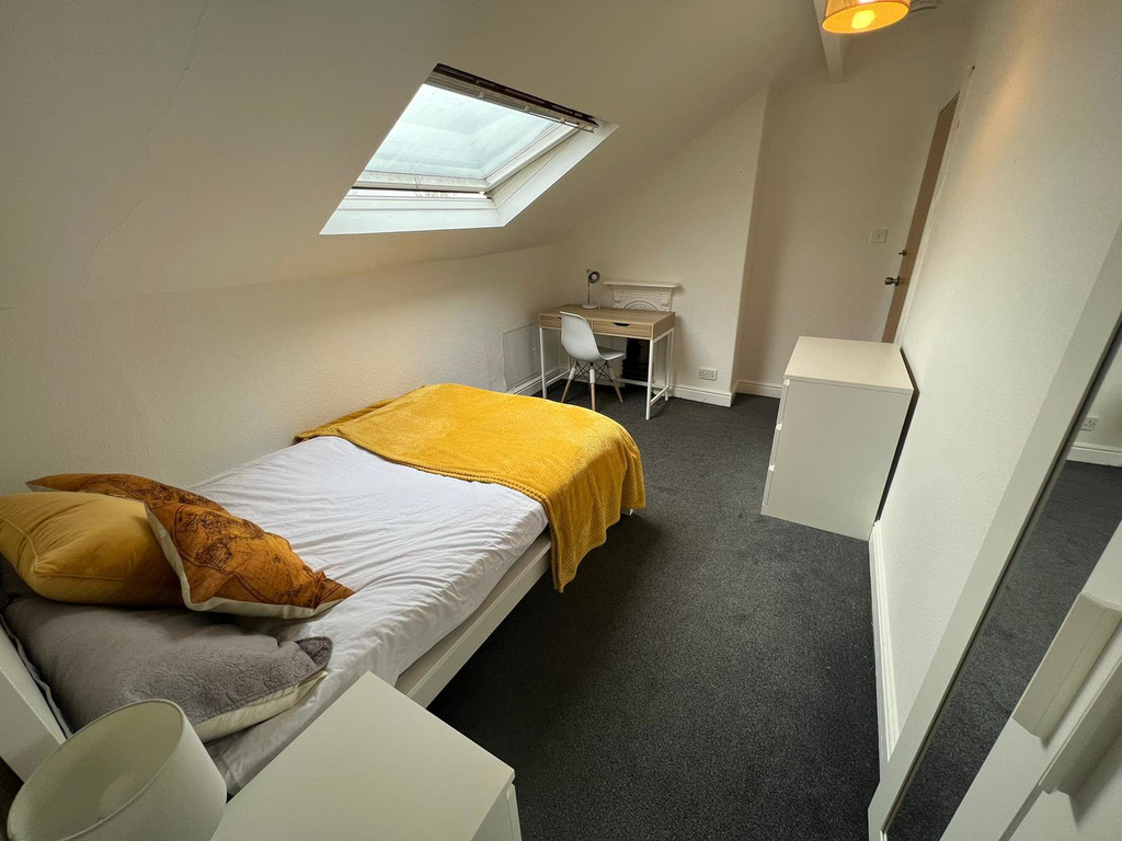 Photo of 6 Bedroom Mid Terraced House in 18 Stanmore Place, Leeds, LS4 2RR