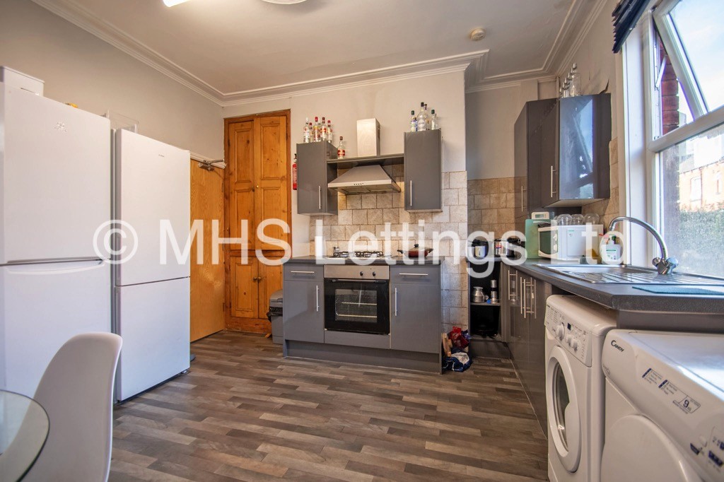 Photo of 6 Bedroom Mid Terraced House in 18 Stanmore Place, Leeds, LS4 2RR