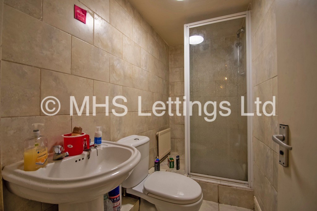 Photo of 6 Bedroom Mid Terraced House in 18 Stanmore Place, Leeds, LS4 2RR