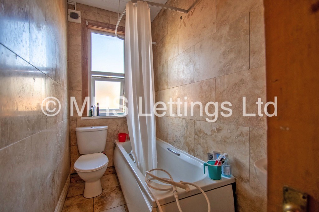 Photo of 6 Bedroom Mid Terraced House in 18 Stanmore Place, Leeds, LS4 2RR