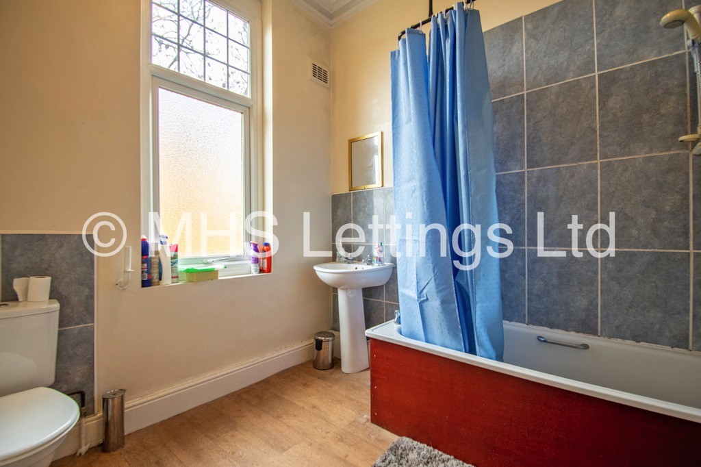 Photo of 10 Bedroom Mid Terraced House in 25 Regent Park Terrace, Leeds, LS6 2AX