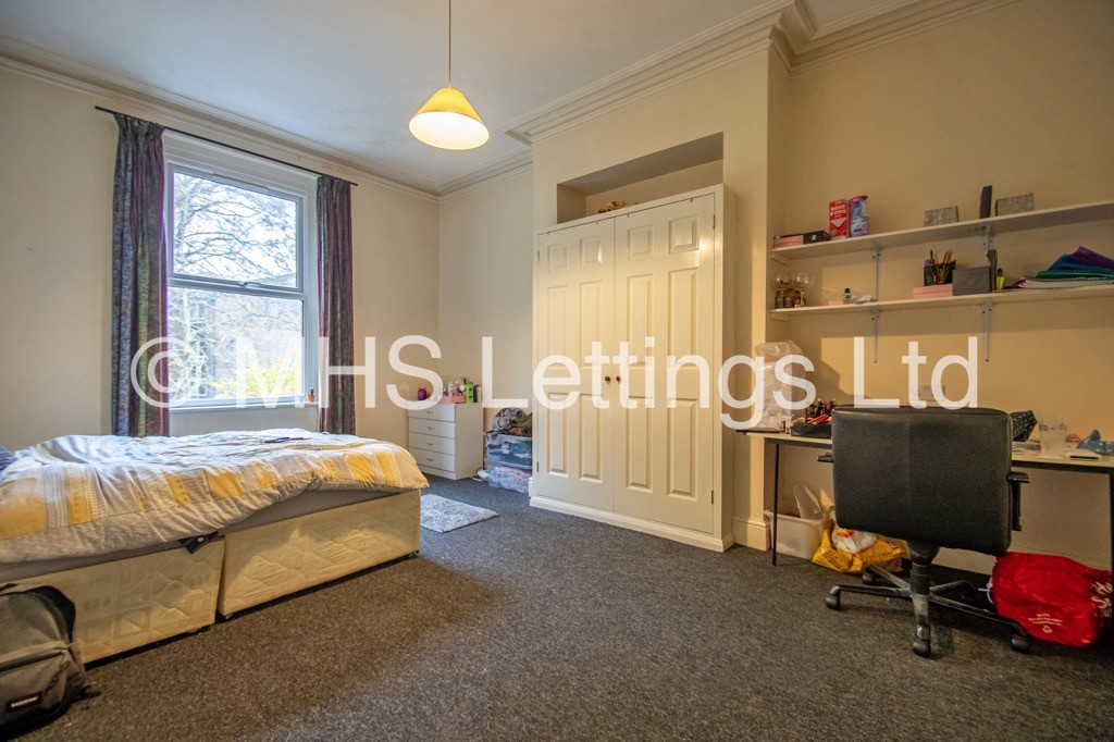 Photo of 10 Bedroom Mid Terraced House in 25 Regent Park Terrace, Leeds, LS6 2AX