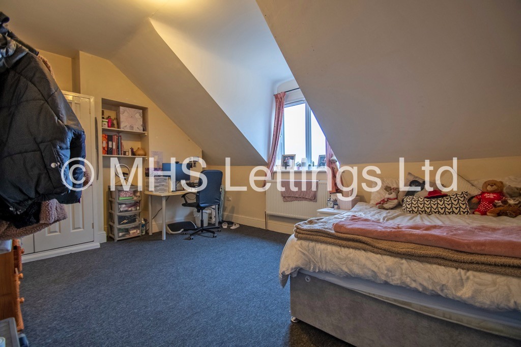 Photo of 10 Bedroom Mid Terraced House in 25 Regent Park Terrace, Leeds, LS6 2AX
