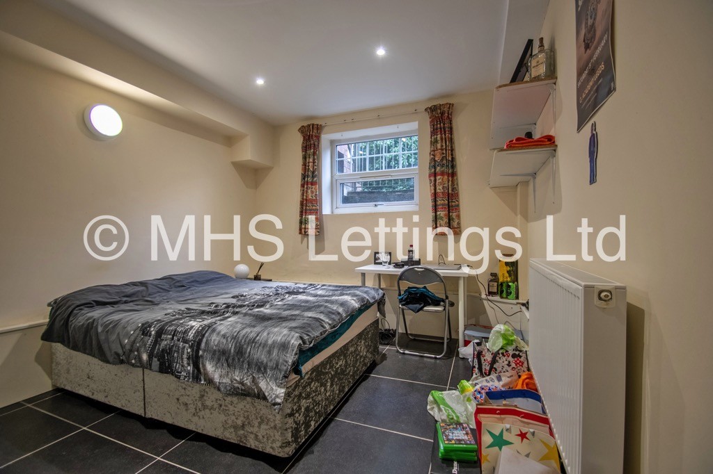 Photo of 10 Bedroom Mid Terraced House in 25 Regent Park Terrace, Leeds, LS6 2AX