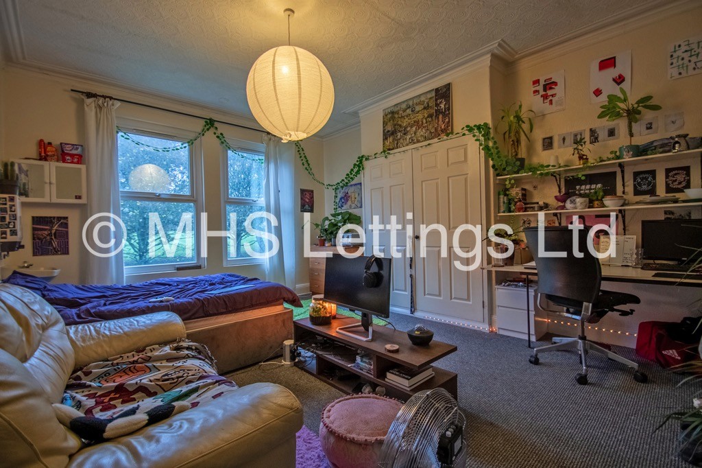 Photo of 12 Bedroom Mid Terraced House in 217 Hyde Park Road, Leeds, LS6 1AH