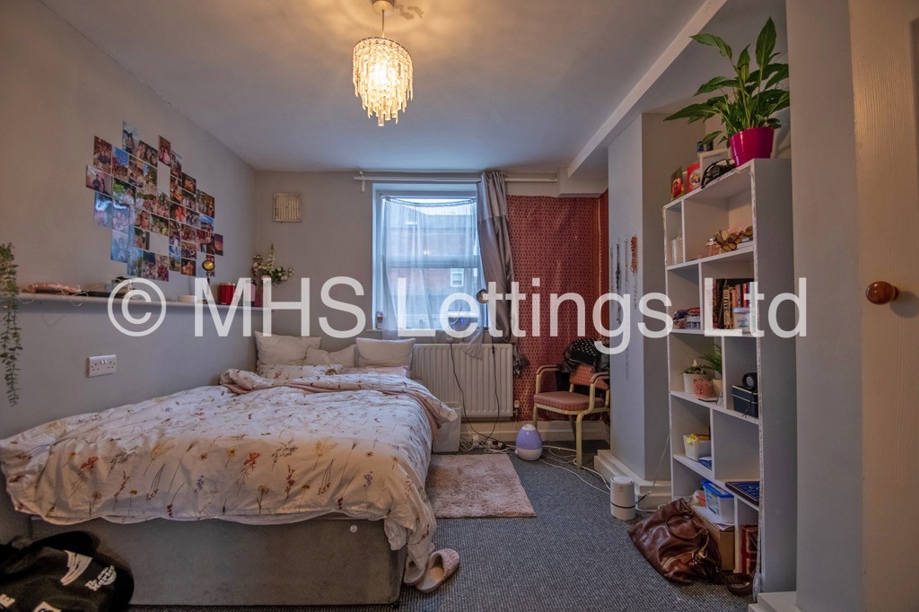 Photo of 12 Bedroom Mid Terraced House in 217 Hyde Park Road, Leeds, LS6 1AH