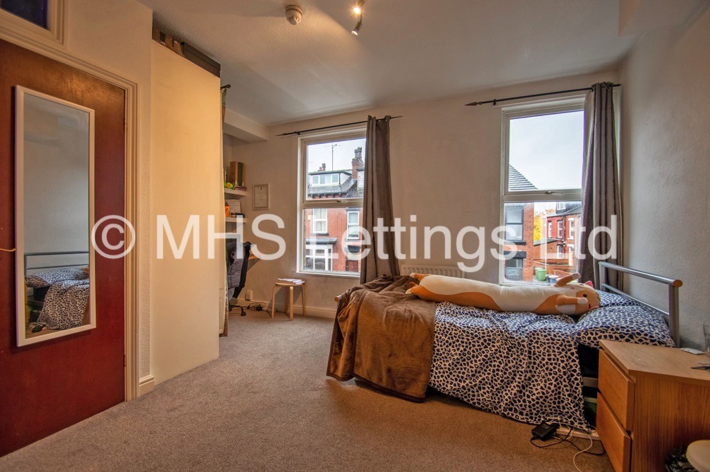 Photo of 5 Bedroom Mid Terraced House in 26 Norwood Place, Leeds, LS6 1DY