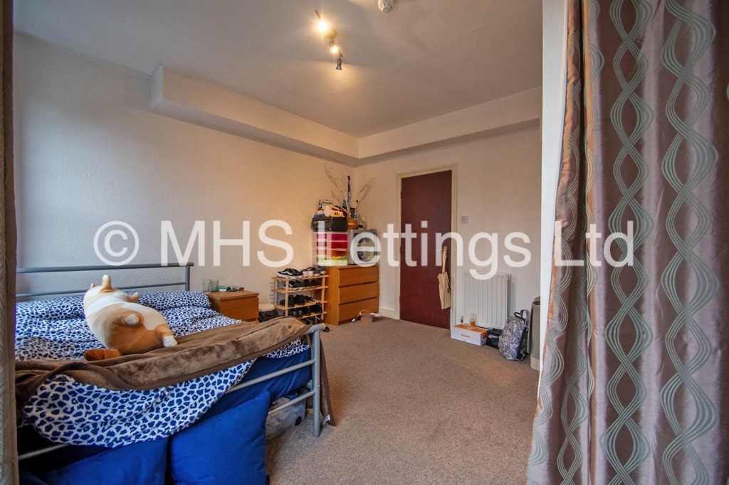 Photo of 5 Bedroom Mid Terraced House in 26 Norwood Place, Leeds, LS6 1DY