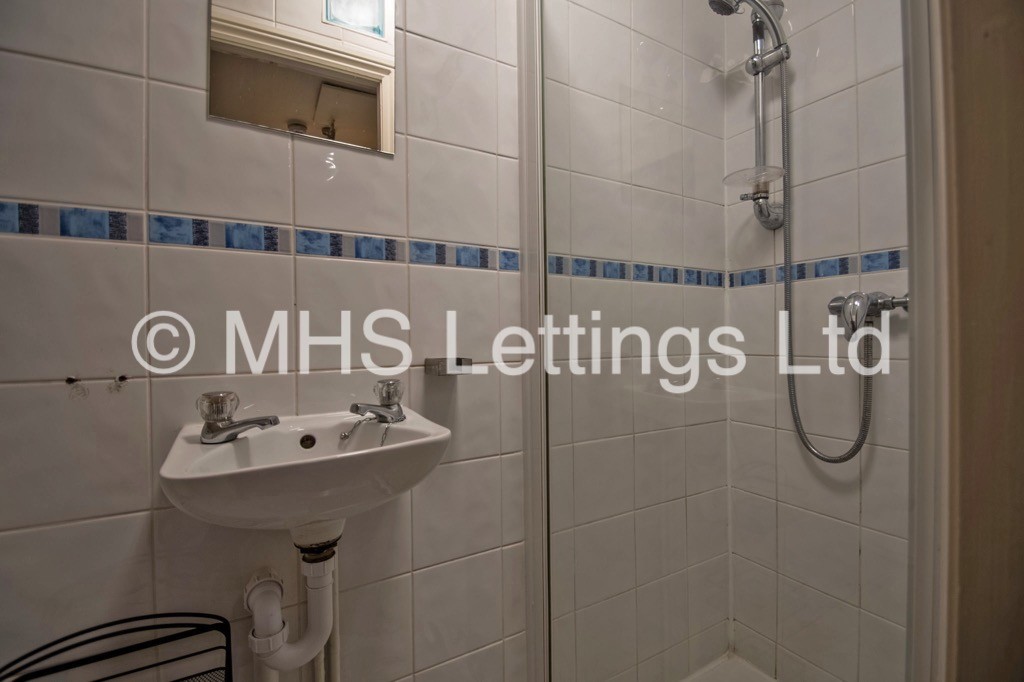 Photo of 5 Bedroom Mid Terraced House in 26 Norwood Place, Leeds, LS6 1DY