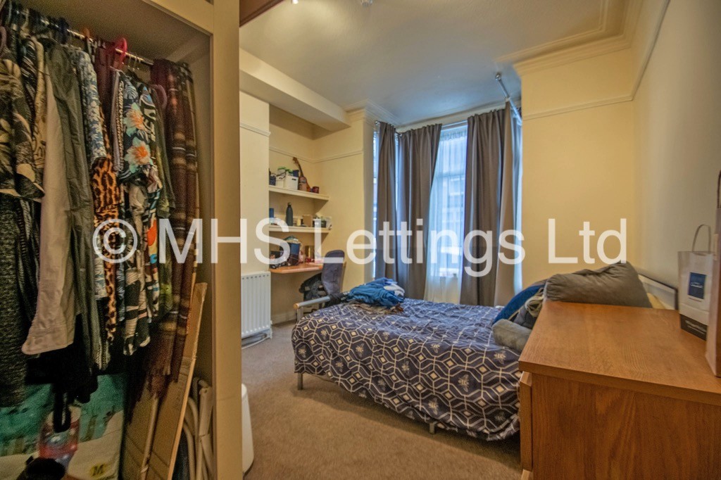 Photo of 5 Bedroom Mid Terraced House in 26 Norwood Place, Leeds, LS6 1DY