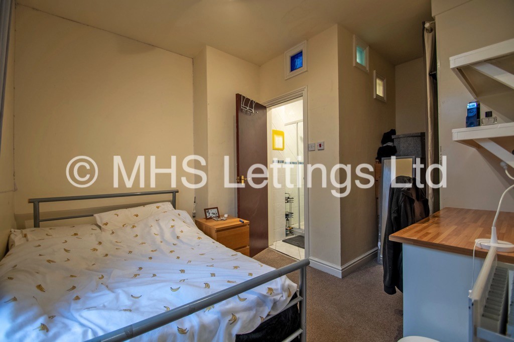 Photo of 5 Bedroom Mid Terraced House in 26 Norwood Place, Leeds, LS6 1DY