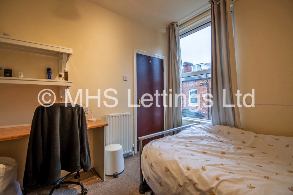 Photo of 5 Bedroom Mid Terraced House in 26 Norwood Place, Leeds, LS6 1DY