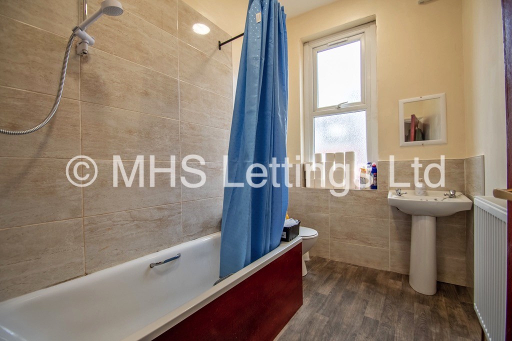 Photo of 9 Bedroom End Terraced House in 6 Regent Park Avenue, Leeds, LS6 2AU