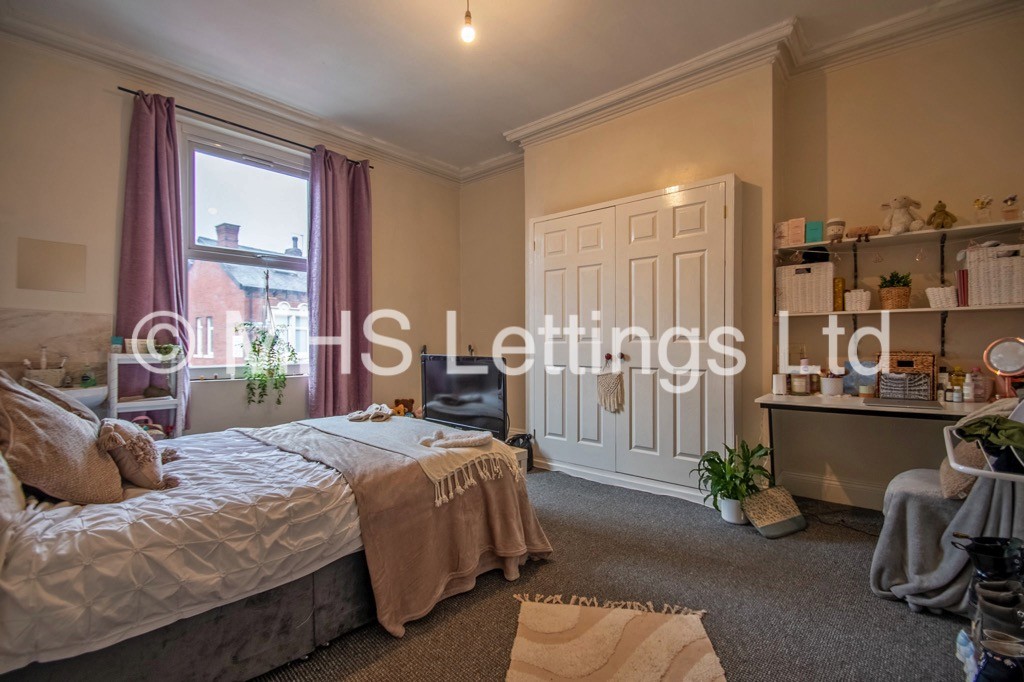 Photo of 9 Bedroom End Terraced House in 6 Regent Park Avenue, Leeds, LS6 2AU