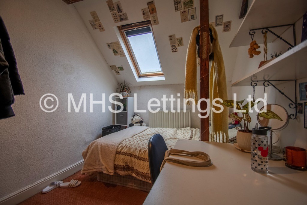 Photo of 9 Bedroom End Terraced House in 6 Regent Park Avenue, Leeds, LS6 2AU