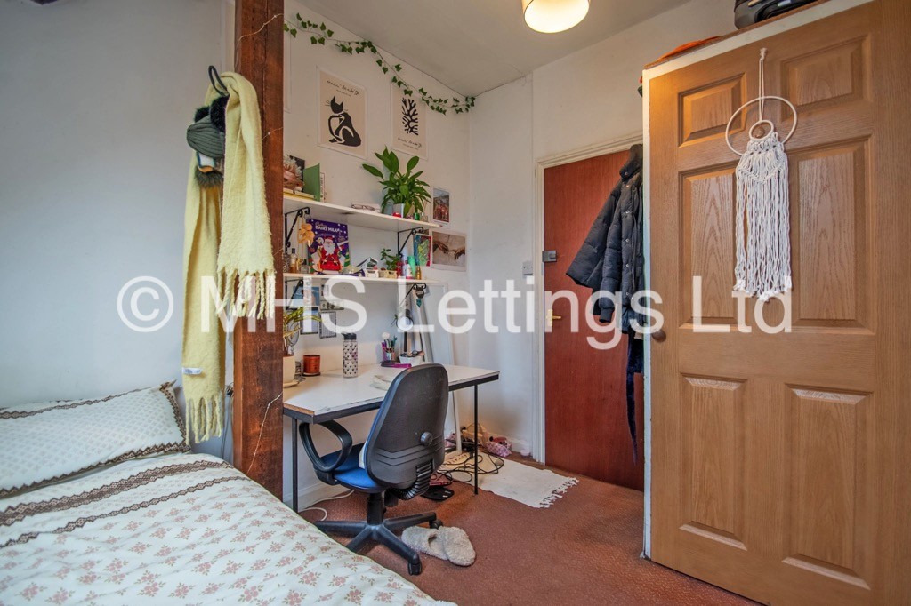 Photo of 9 Bedroom End Terraced House in 6 Regent Park Avenue, Leeds, LS6 2AU