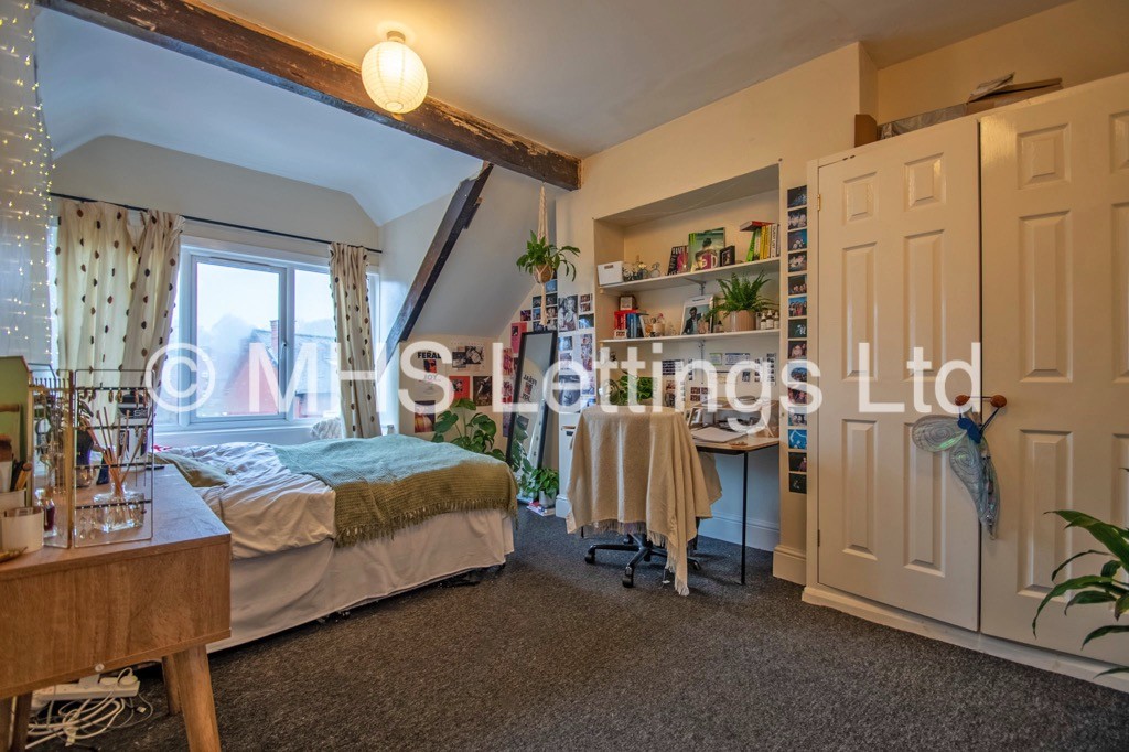 Photo of 9 Bedroom End Terraced House in 6 Regent Park Avenue, Leeds, LS6 2AU